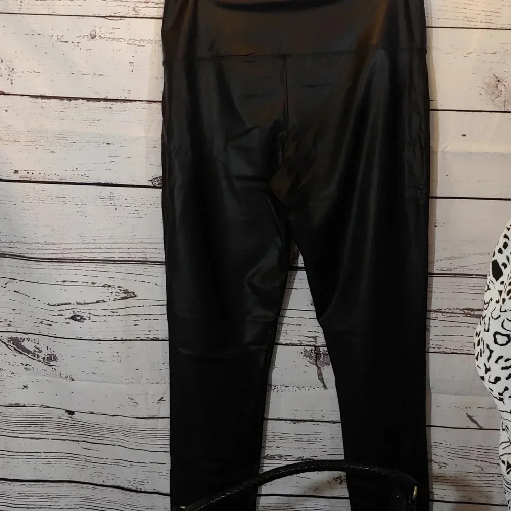 Women's pants and long sleeve top outfit - Picture 8 of 15